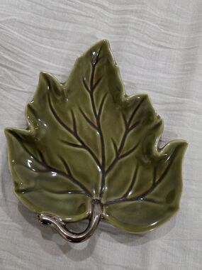 Tabletops Gallery Stonehenge / Honey Leaf Plates (discontinued)